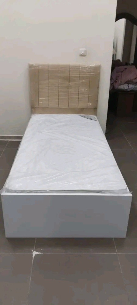 سرير ملابس خشبي جديد متاح - 10