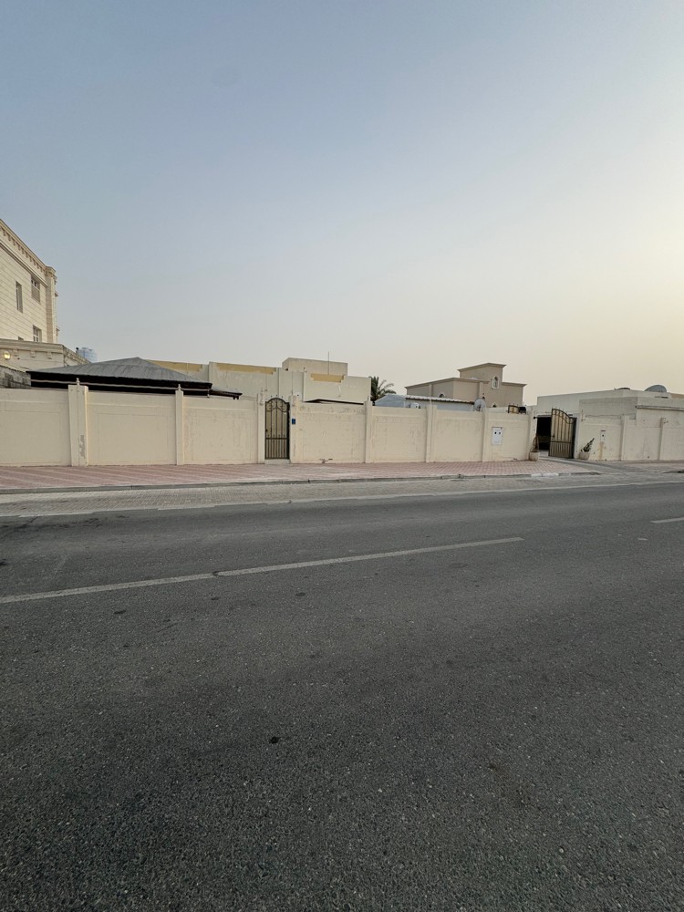 للبيع بيت في بني هاجر ١٦٩٥ متر - 1