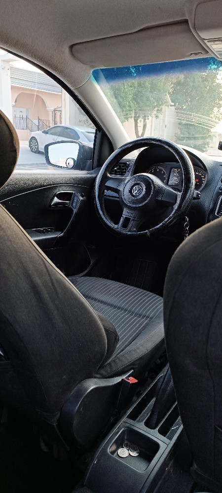 Clean Volkswagen Pollo Sedan 2015 - 3