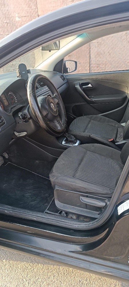 Clean Volkswagen Pollo Sedan 2015 - 6
