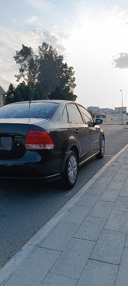 Clean Volkswagen Pollo Sedan 2015 - 5