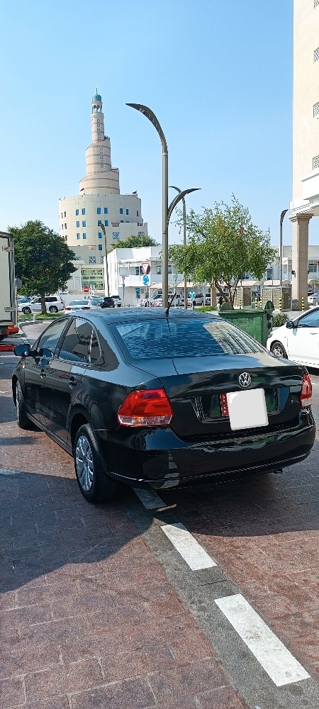 Clean Volkswagen Pollo Sedan 2015 - 9