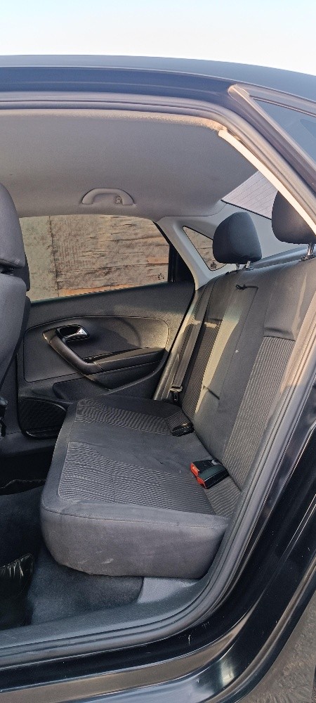 Clean Volkswagen Pollo Sedan 2015 - 7