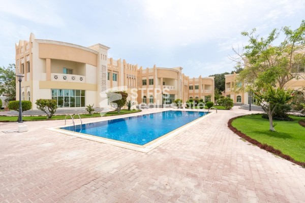 Luxurious 5Bedroom Villa for Rent - 1