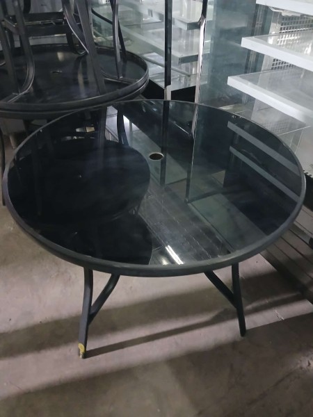 Restaurant tables used - 1