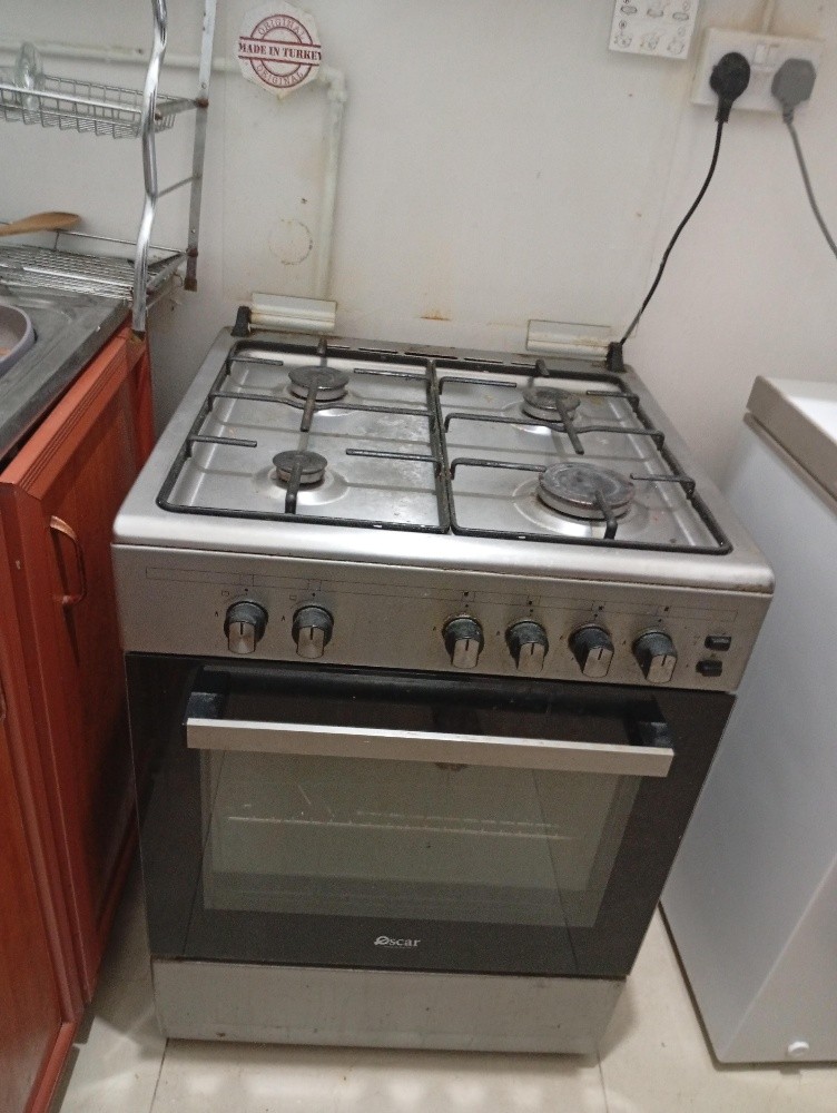 Gas cooker with oven and gas cyli - 1