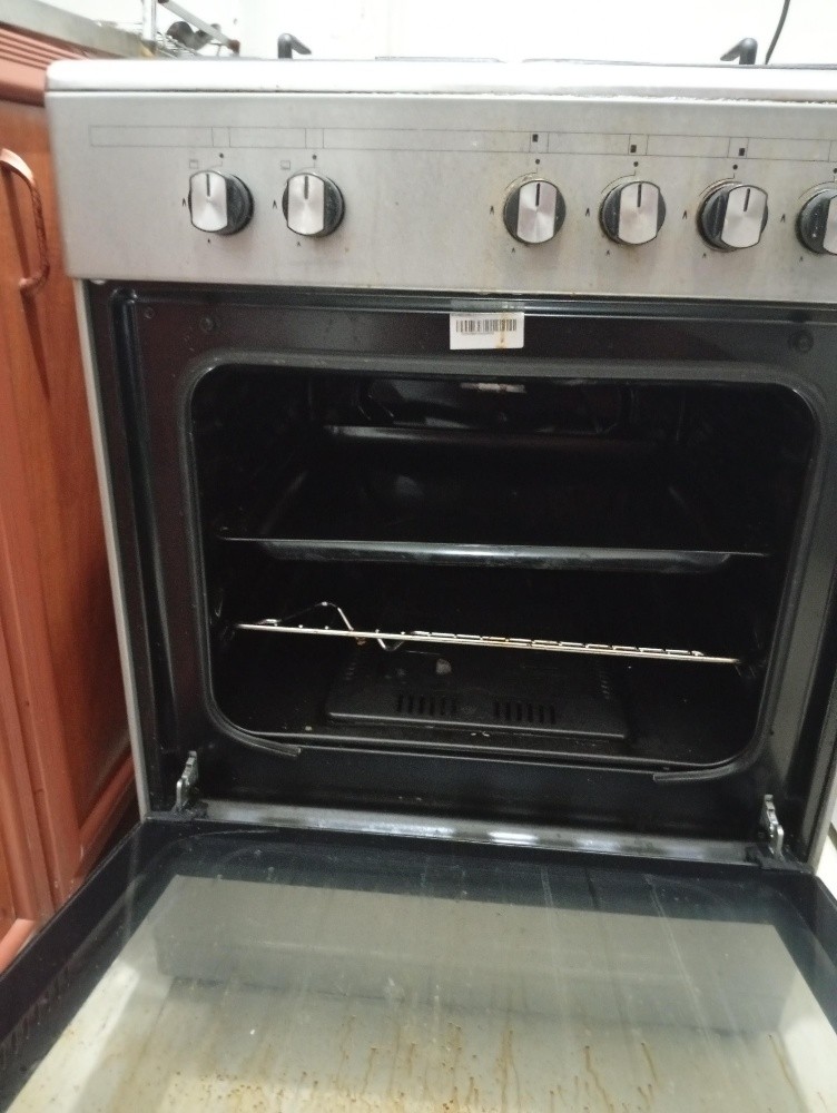 Gas cooker with oven and gas cyli - 2