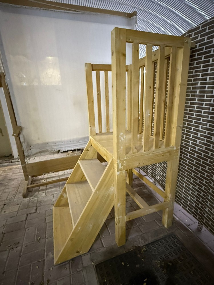 Stair Platform for Carpet Weaving - 2