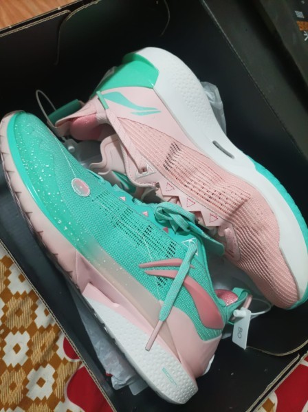 Basketball shoes - 1