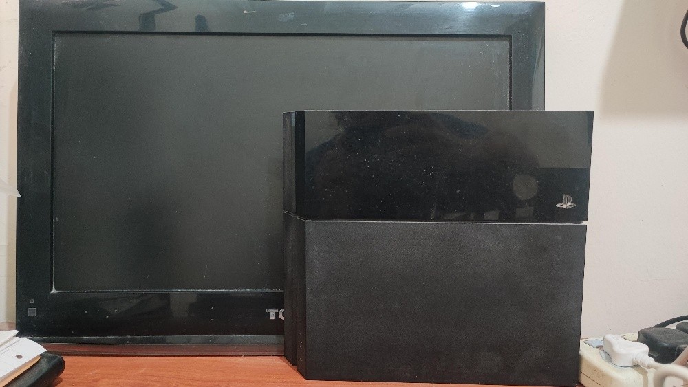 TCL Screen & PS4 (jailbreakable) - 2