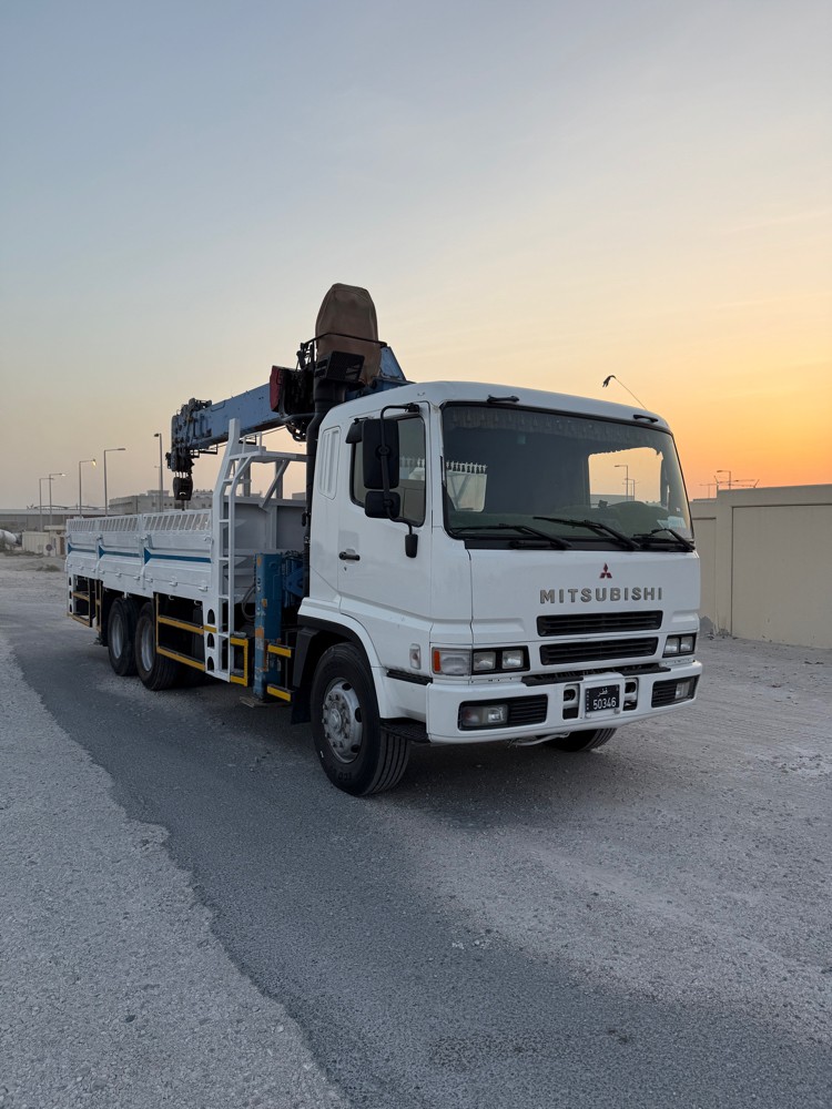 Mitsubishi boom truck - 1