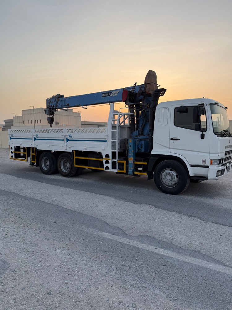 Mitsubishi boom truck - 2