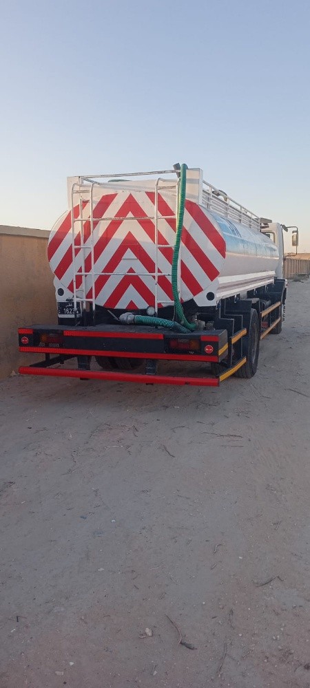 sweet water tanker  70709678 - 1