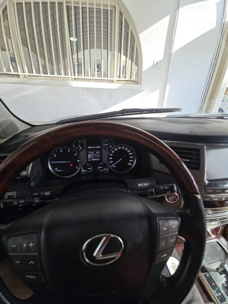 LX570 2011 NEGOTIABLE - 4