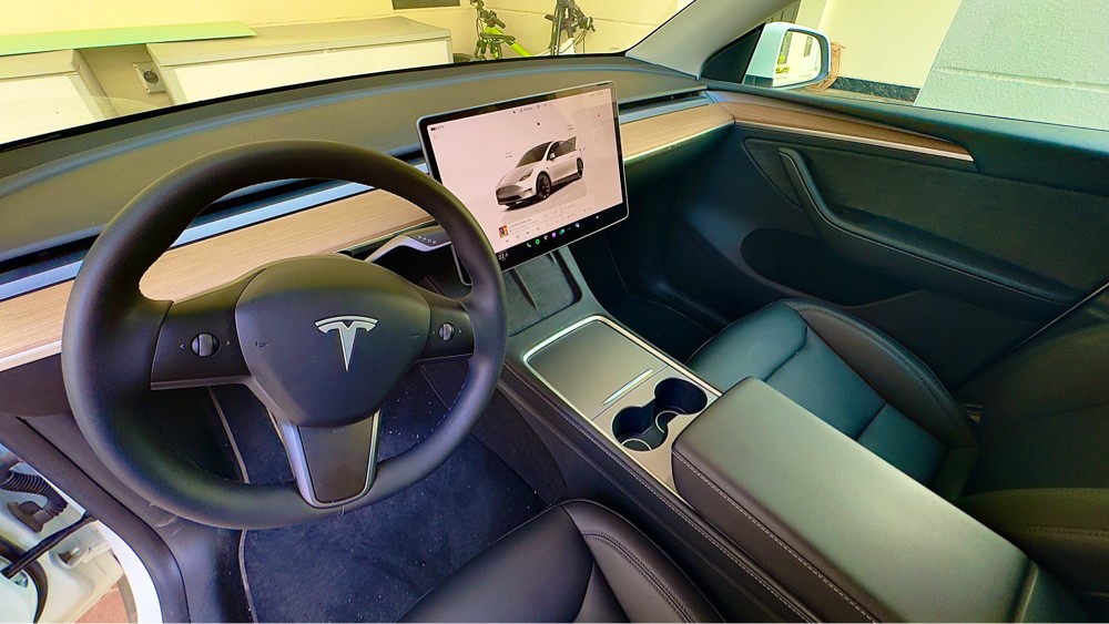 TESLA MODEL Y LONG RANGE 4WD - 12