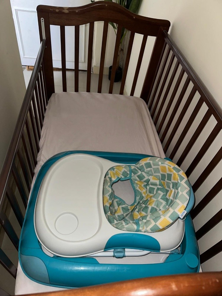 Toddler crib with mattress.. - 2