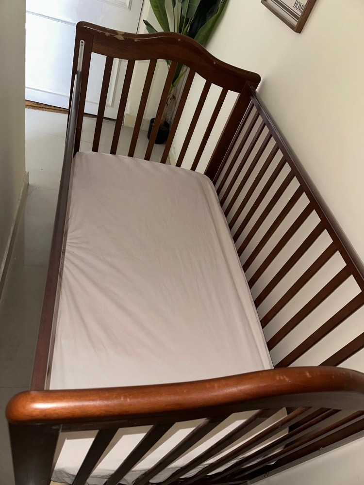 Toddler crib with mattress.. - 1