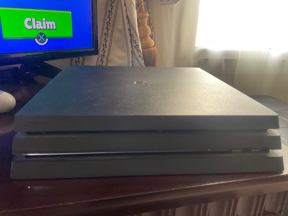 ps 4 pro and DualShock 4 - 1