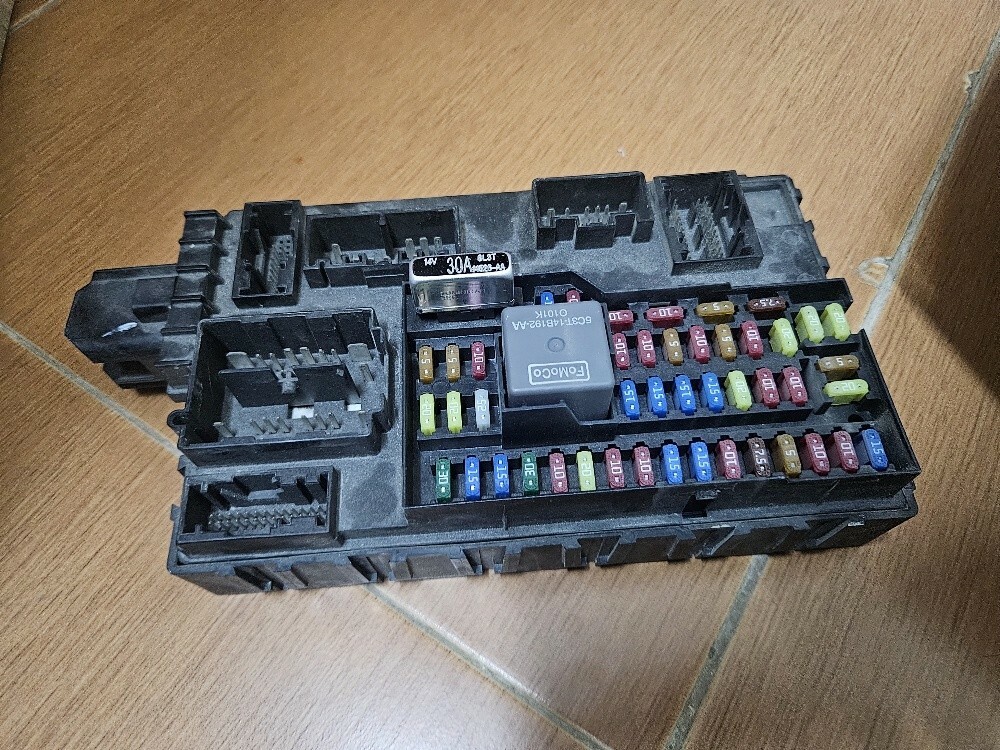 Interior fuse box for Ford expedi - 1
