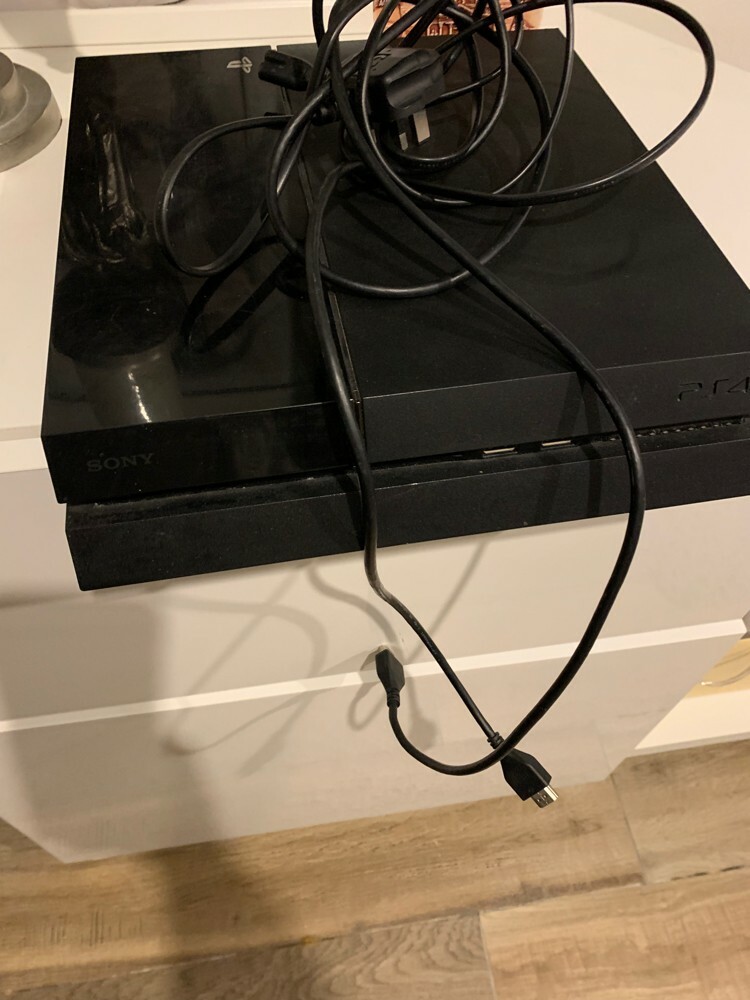 PS4 500 GB + extra12 free games - 2