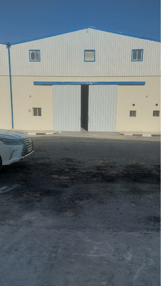 Store for rent Birkat Al Awamer - 3