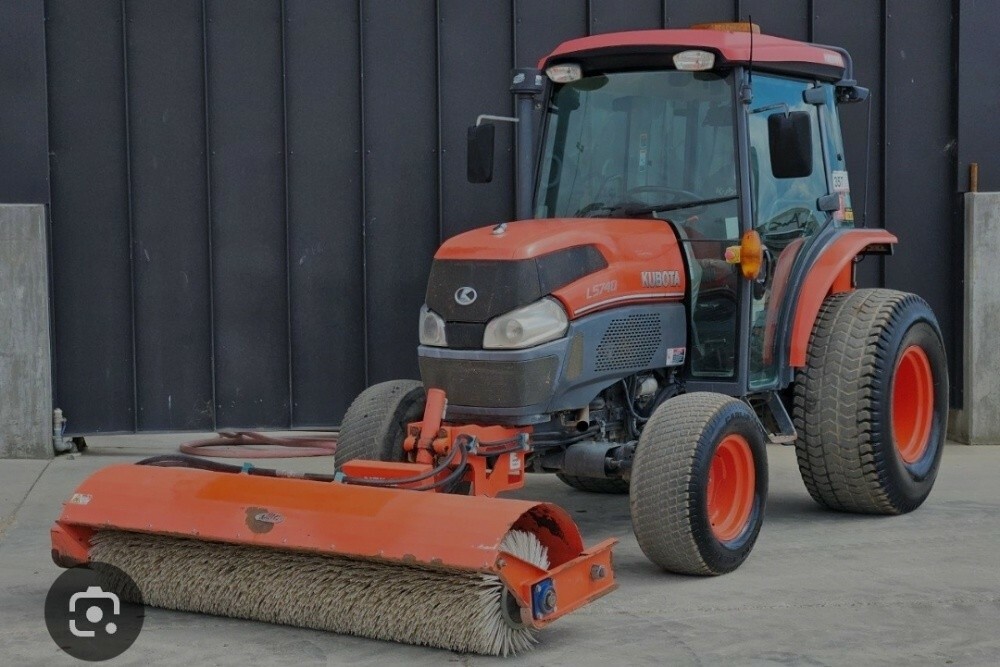 Messy Ferguson Tractor with brush - 7