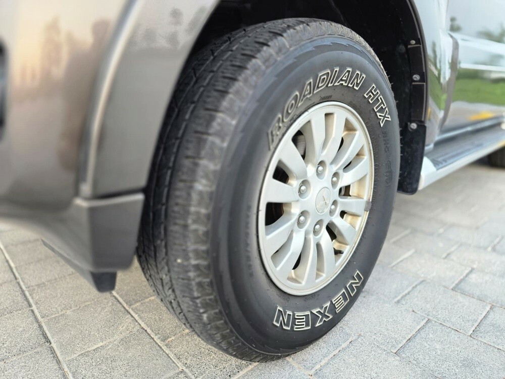 Mitsubishi Pajero glx - 12
