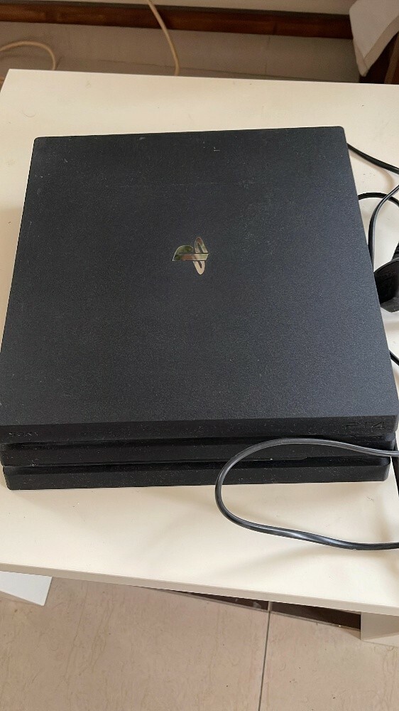 used play station 4 with VR - 1