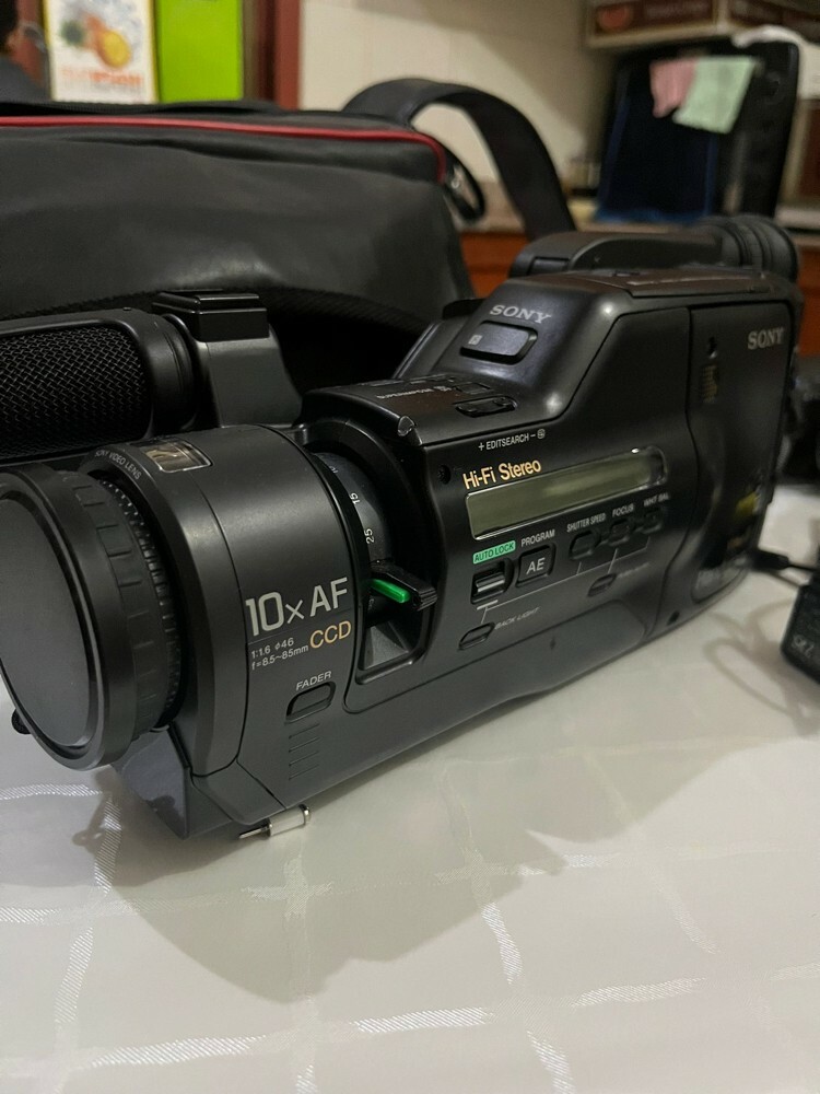 ‏Sony CCD-F501 Vintage Handycam - 1