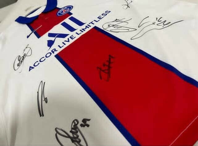signed PSG jersey by 20/21 team - 2