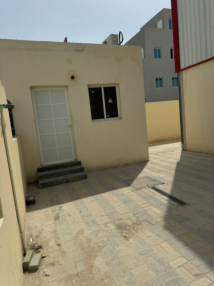 للإيجار استور ومكتب 15000 - 4