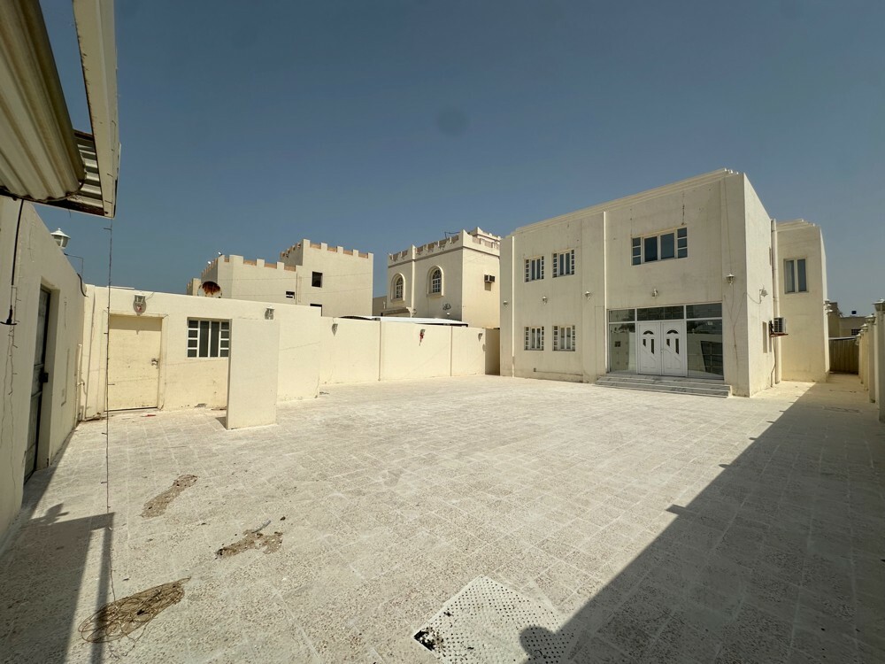 فيلا تجارية للبيع - 1