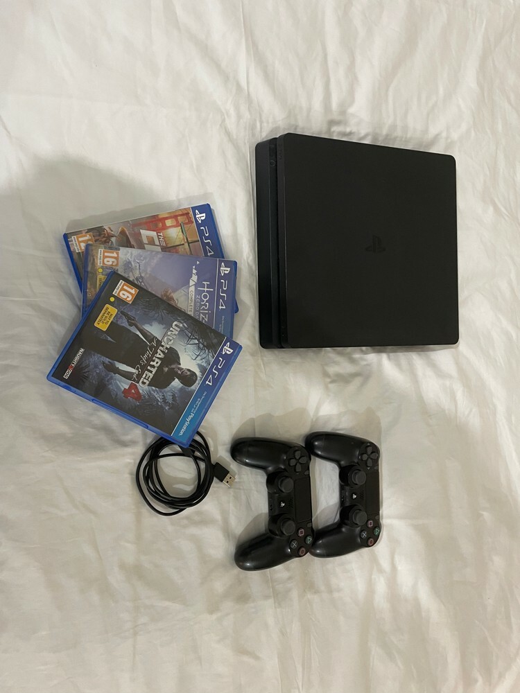 PS4 with all accessories and 3 CD - 1