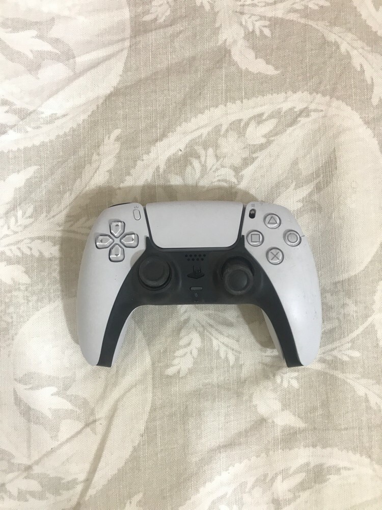 PS5 Controller - 1