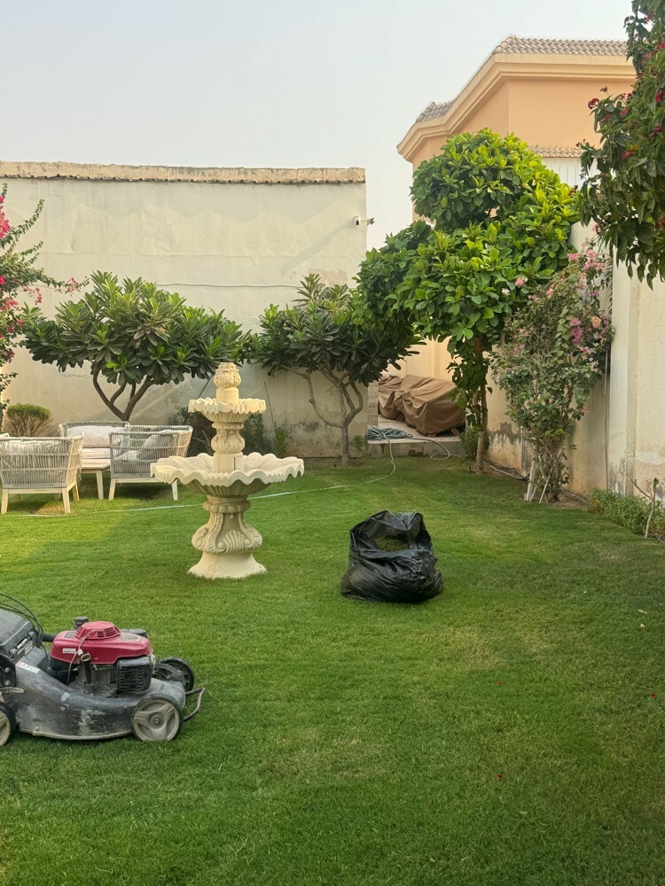 صيانة حدائق عامة وخاصة . - 1