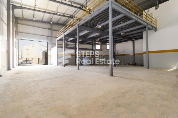 مستودع واسع مع غرف - 1