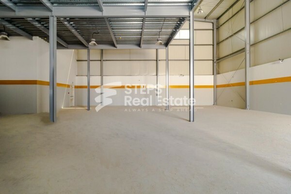 مستودع واسع مع غرف - 5