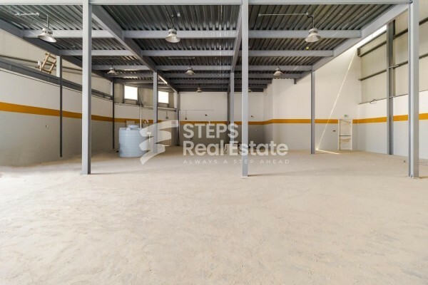 مستودع واسع مع غرف - 4