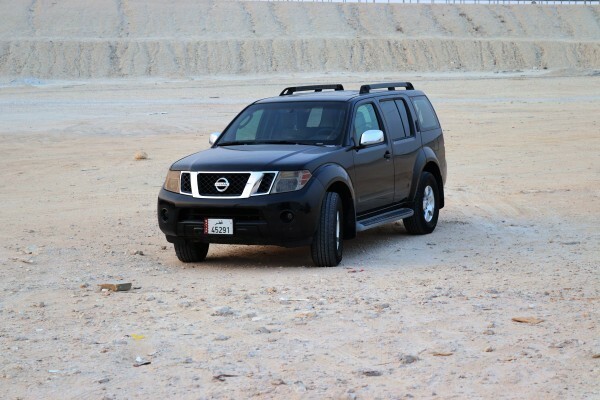 Nissan Pathfinder SE - 1