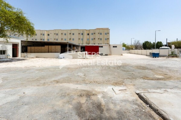 كراج كبير مع غرف عما ل ومكتب - 11