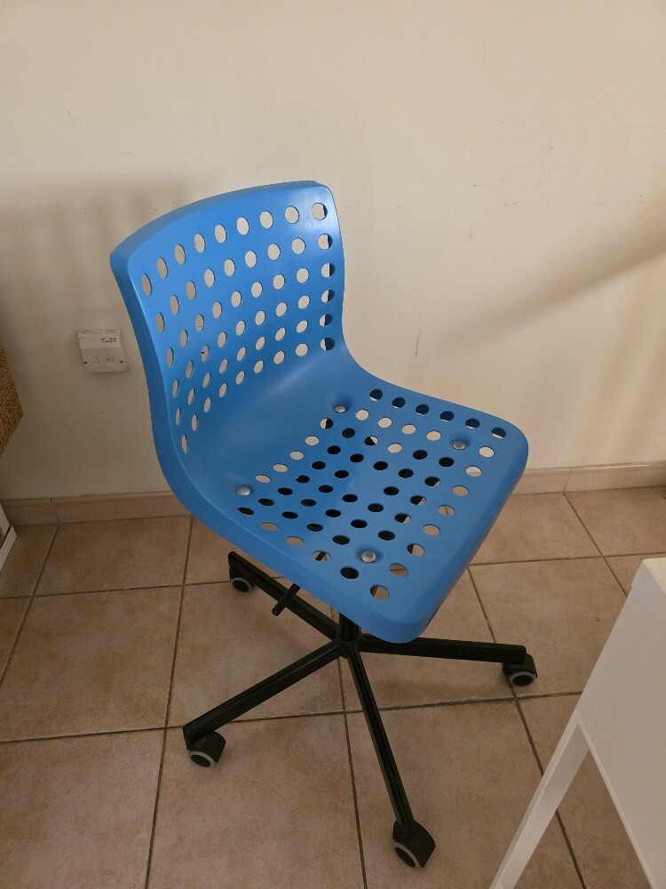 2 desk chairs    30qr each one - 2