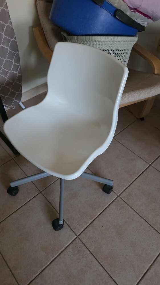 2 desk chairs    30qr each one - 1
