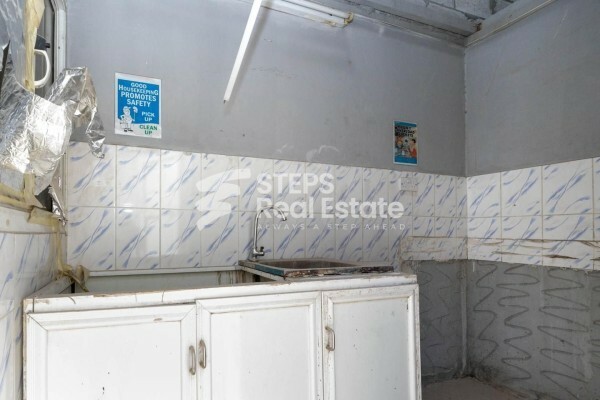 كراج للإيجار بمساحة 1500 متر مربع - 18