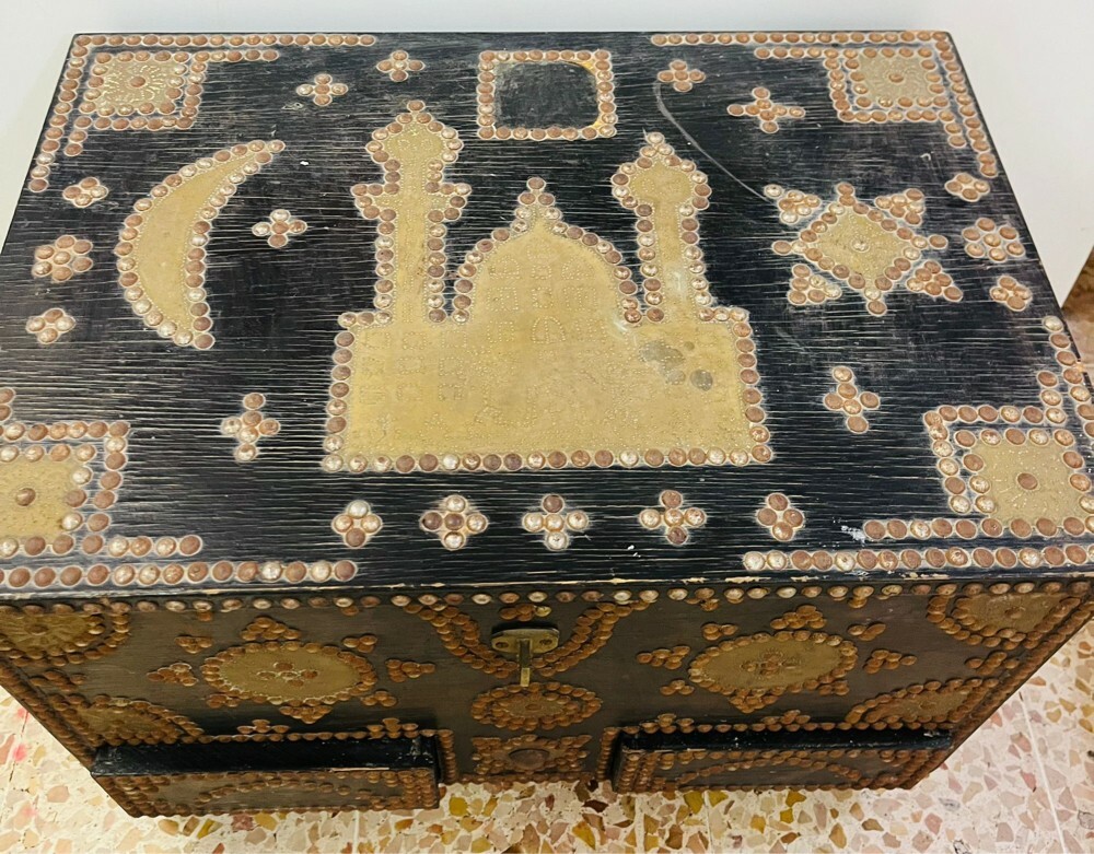 صندوق خشبي قديم مزين - 3