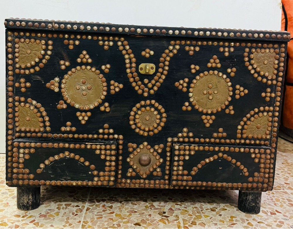 صندوق خشبي قديم مزين - 1