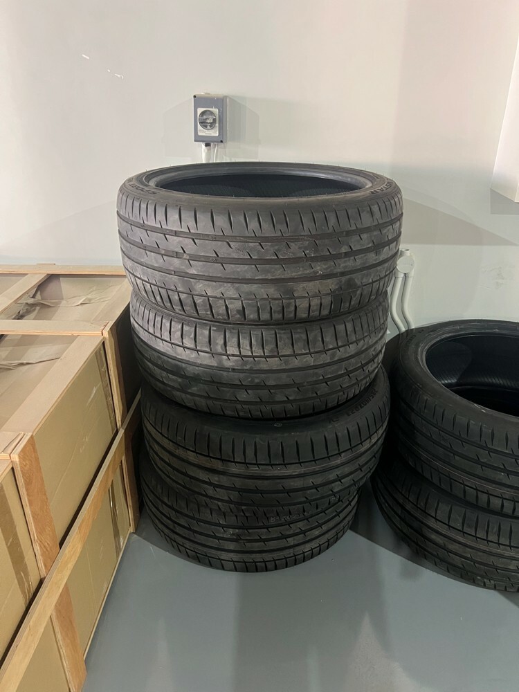 285/40/R23 - 2