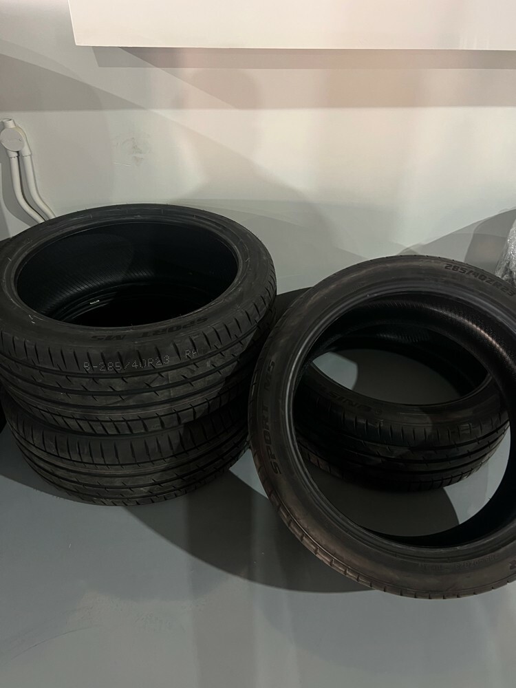 285/40/R23 - 4