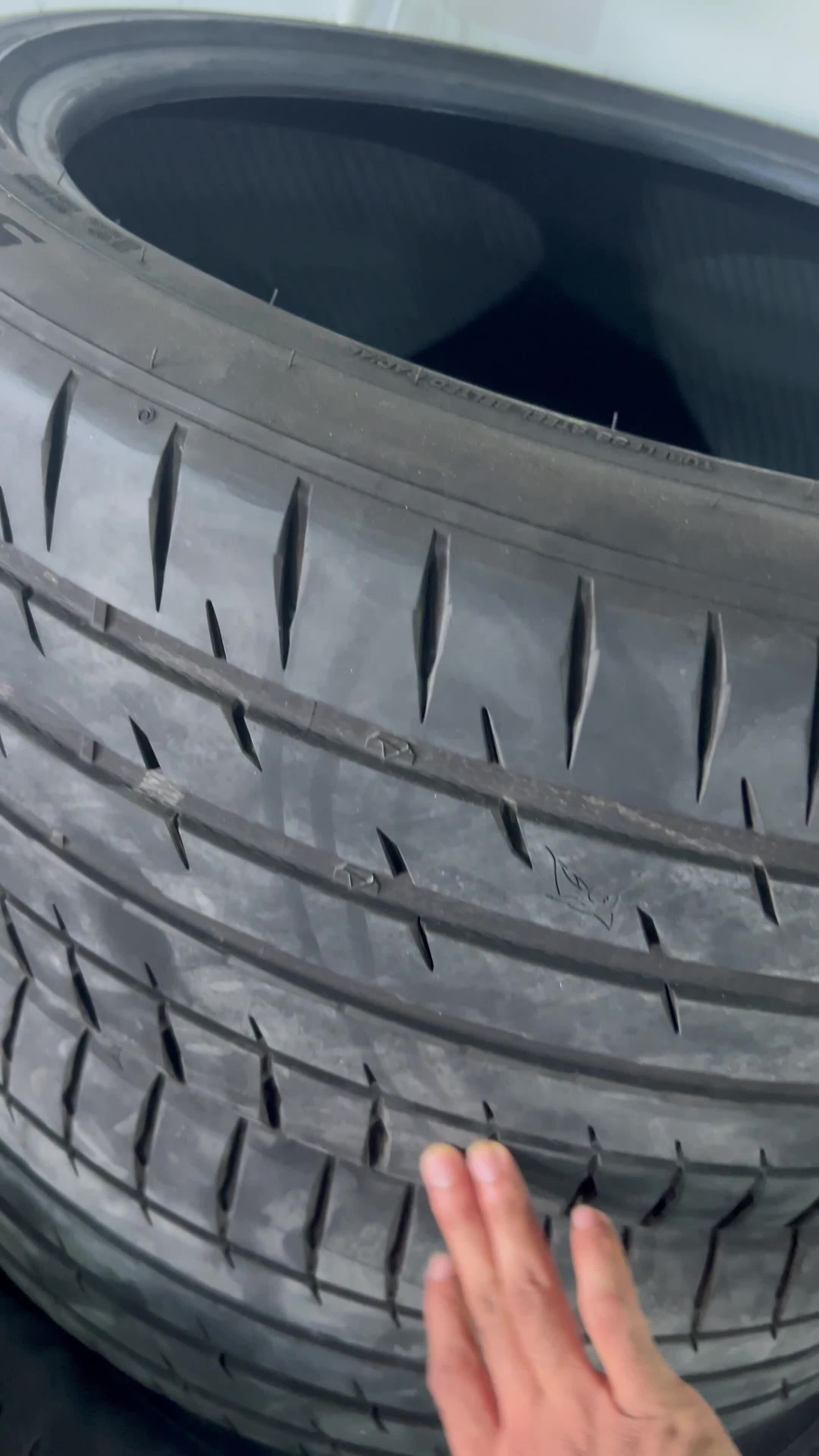 285/40/R23 - 1