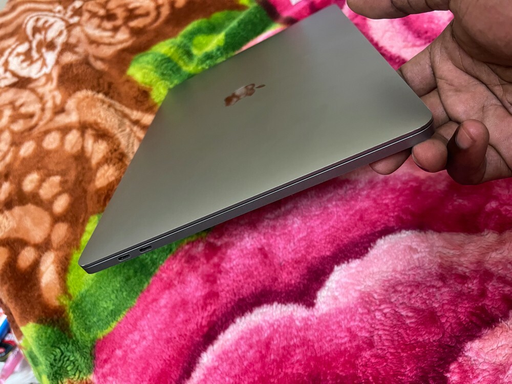 Apple MacBook Pro 2018 - 4