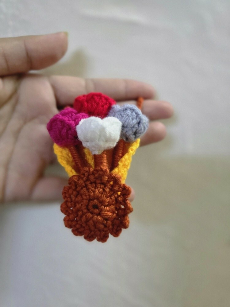 crochet mini bouquet keychain - 4